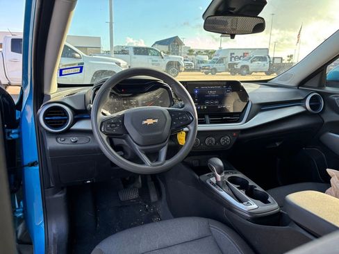 Used 2025 Chevrolet Trax LS w/ LS Convenience Package FWD image 12