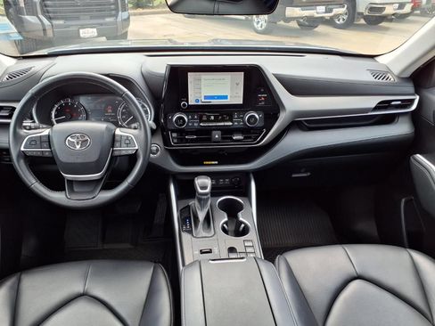 Used 2023 Toyota Highlander XLE FWD image 9