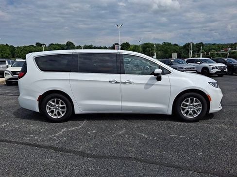 Certified 2023 Chrysler Pacifica Touring-L FWD image 9