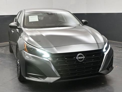 Used 2025 Nissan Altima 2.5 SV FWD image 2