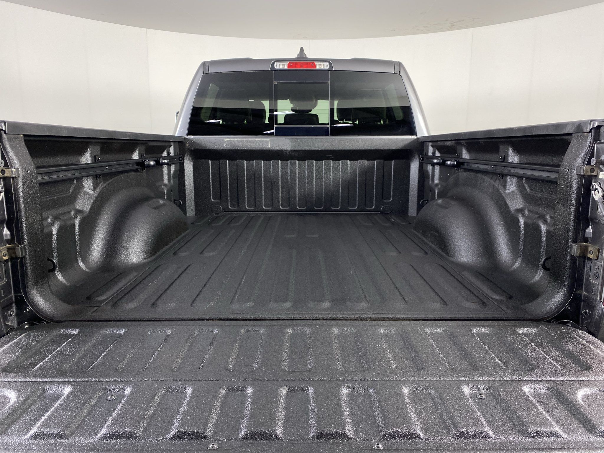 Used 2019 RAM 1500 Laramie AWD/4WD image 9