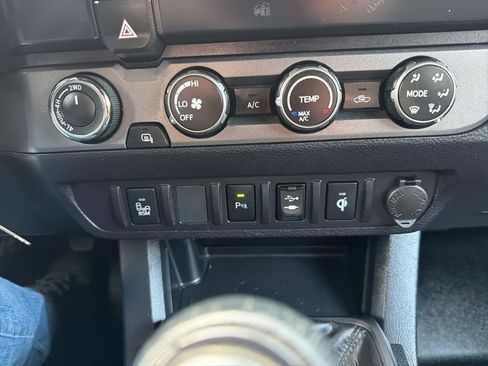 Used 2019 Toyota Tacoma TRD Sport w/ Technology Package image 22