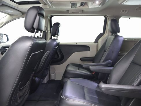 Used 2016 Chrysler Town & Country Touring-L image 27