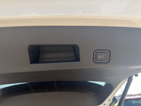 Used 2025 GMC Acadia Elevation FWD image 33
