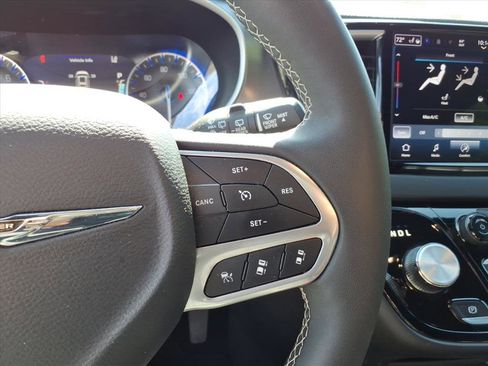 Used 2025 Chrysler Pacifica Select FWD image 21