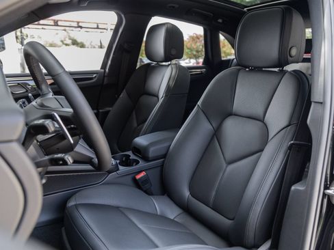 Certified 2026 Porsche Macan AWD/4WD image 5