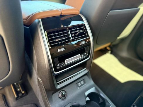 Used 2021 BMW X7 M50i w/ Dynamic Handling Package AWD/4WD image 32