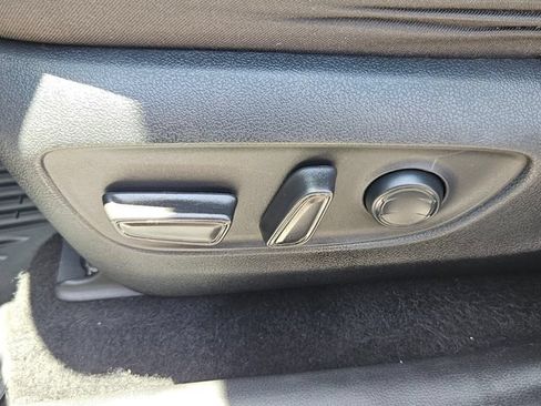 Used 2019 Toyota RAV4 XLE w/ Convenience Package FWD image 22