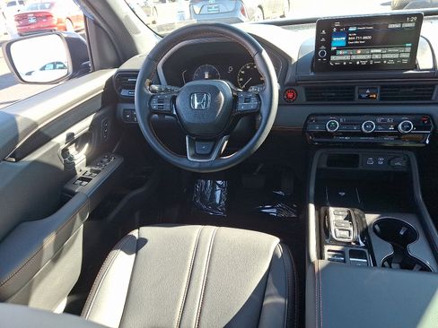 Used 2025 Honda Pilot TrailSport image 10