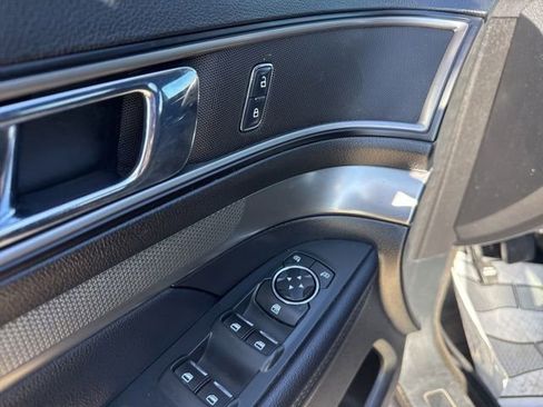 Used 2018 Ford Explorer XLT w/ Equipment Group 201A AWD/4WD image 29