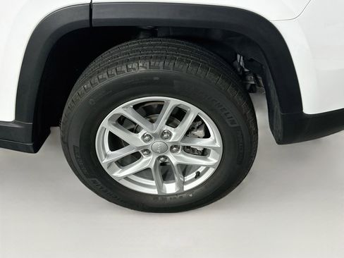Used 2023 Jeep Grand Cherokee Laredo w/ Luxury Tech Group I AWD/4WD image 11