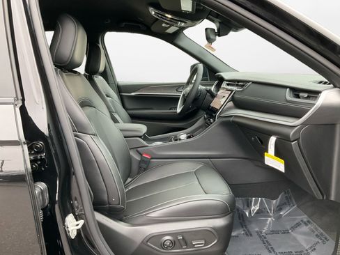 Used 2024 Jeep Grand Cherokee Limited image 16