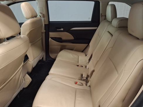 Used 2018 Toyota Highlander AWD V6 image 14