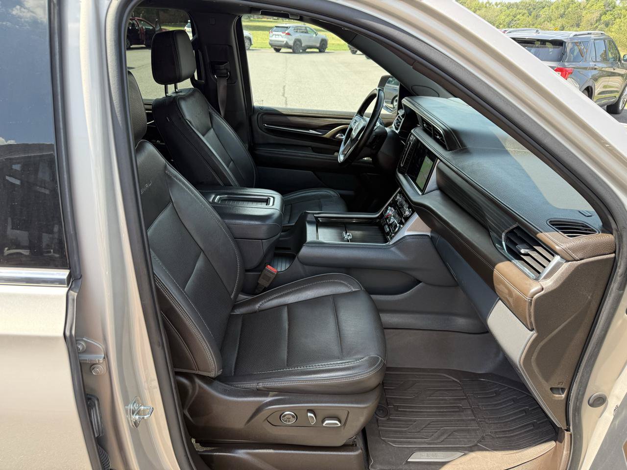 Used 2023 GMC Yukon XL Denali AWD/4WD image 22