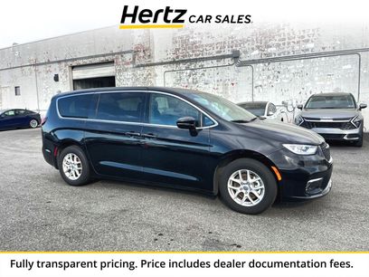 Used 2025 Chrysler Pacifica Select