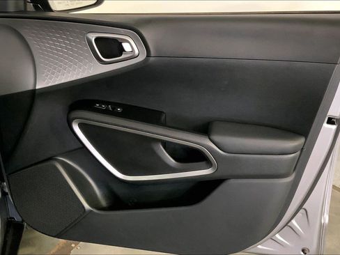 Used 2025 Kia Soul LX w/ LX Technology Package FWD image 25