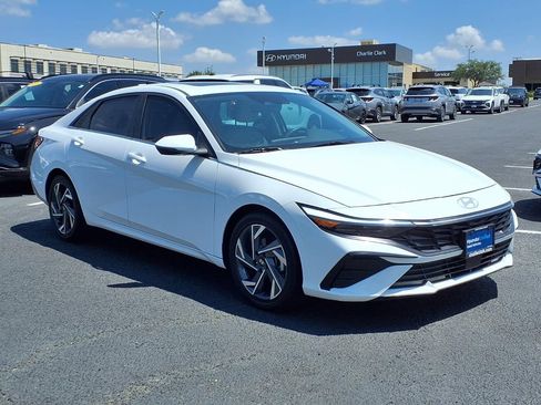 Used 2025 Hyundai Elantra Limited FWD image 6