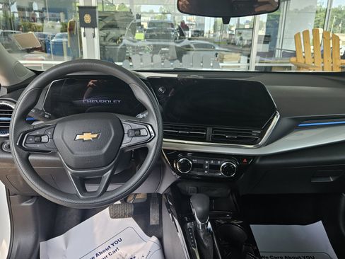 Used 2025 Chevrolet Trax LT FWD image 12