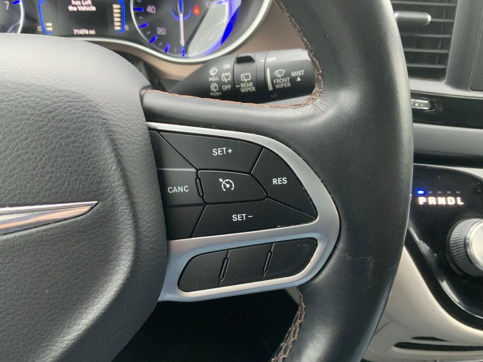 Used 2017 Chrysler Pacifica Touring-L FWD image 23