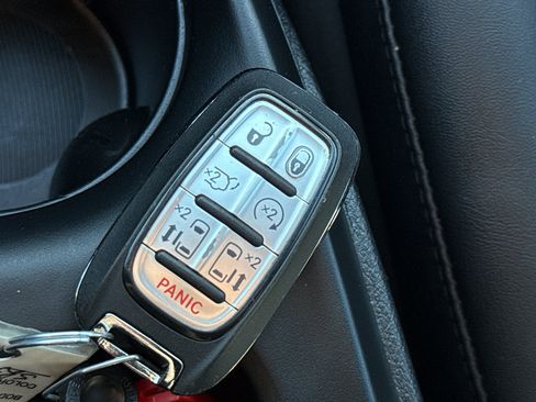 Used 2025 Chrysler Pacifica Select image 37