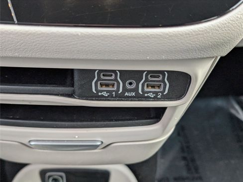 Used 2023 Chrysler Pacifica Touring-L image 25