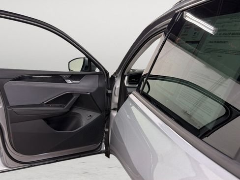 Certified 2025 Volkswagen Tiguan SE AWD/4WD image 14