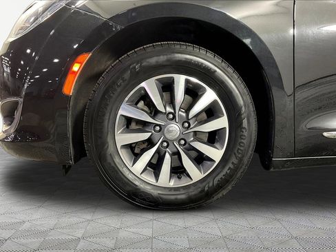 Used 2020 Chrysler Pacifica Touring-L Plus FWD image 34