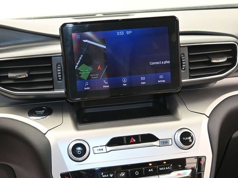Used 2022 Ford Explorer XLT w/ Equipment Group 202A AWD/4WD image 25
