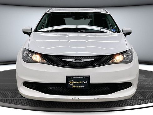 Used 2023 Chrysler Voyager LX image 2