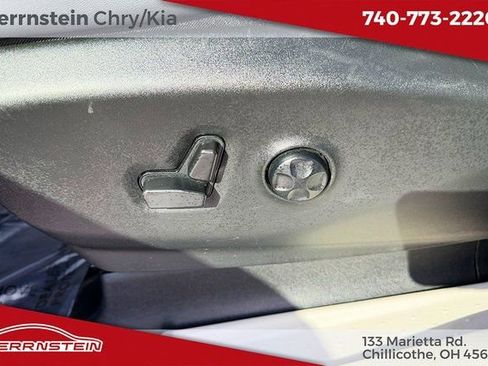 Used 2024 Chrysler Pacifica Touring-L image 15