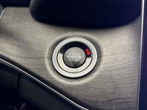 Used 2023 Jeep Grand Cherokee Limited w/ Black Appearance Package image 21