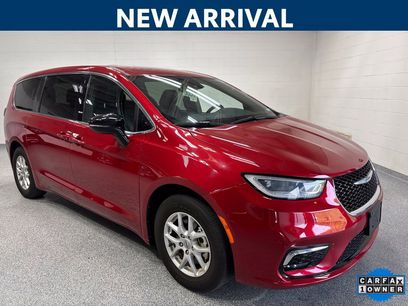 Used 2025 Chrysler Pacifica Select