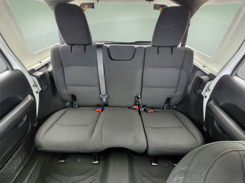 Used 2021 Jeep Wrangler Unlimited Sahara w/ Uconnect 4C Nav & Sound Group AWD/4WD image 15