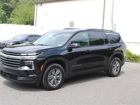 Used 2026 Chevrolet Traverse LT FWD image 4