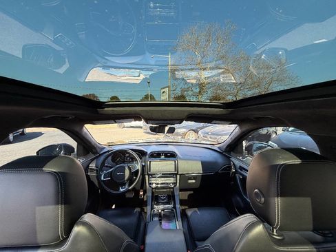 Used 2020 Jaguar F-PACE S image 33