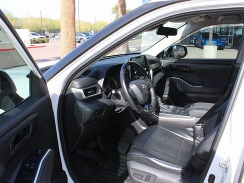 Used 2020 Toyota Highlander LE image 10