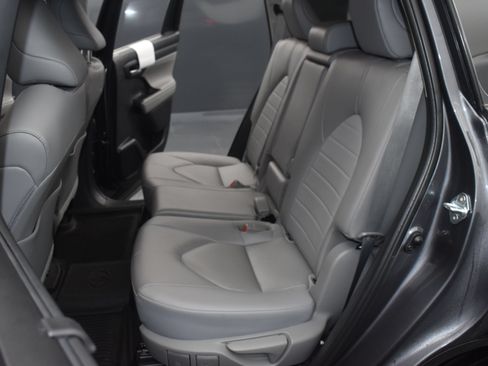 Used 2023 Toyota Highlander XLE FWD image 20