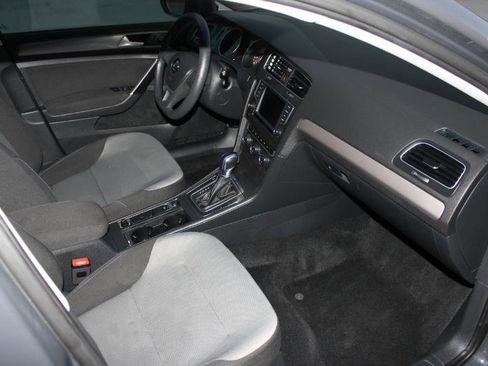 Used 2016 Volkswagen e-Golf SE image 17