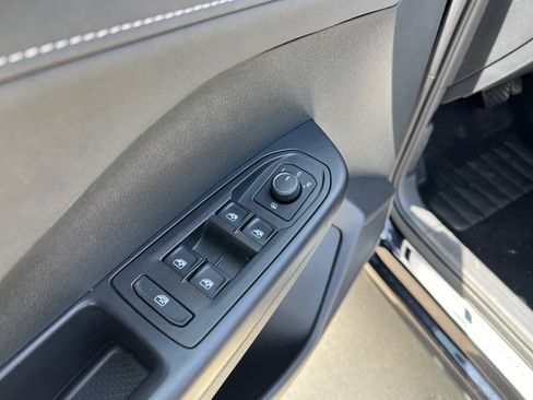 Certified 2025 Volkswagen Taos SE AWD/4WD image 13