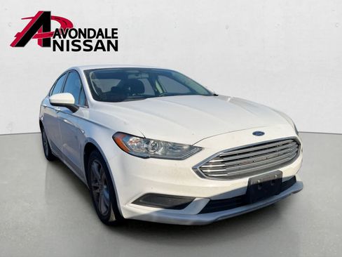 Used 2018 Ford Fusion SE w/ Fusion SE Technology Package FWD image 4