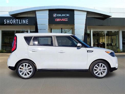 Used 2018 Kia Soul + image 2