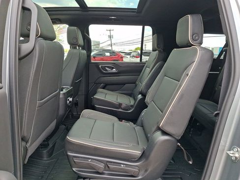 Used 2023 GMC Yukon XL SLT w/ SLT Luxury Package AWD/4WD image 13