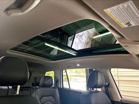 Used 2024 Volkswagen Atlas SE w/ Panoramic Sunroof Package AWD/4WD image 31