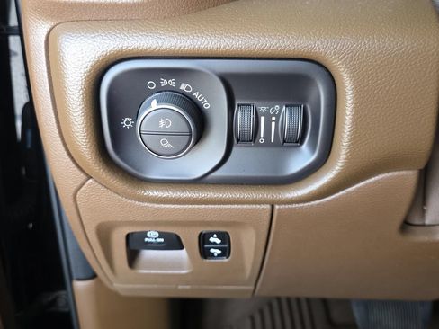 Used 2019 RAM 1500 Laramie AWD/4WD image 23