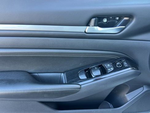 Used 2023 Nissan Altima 2.5 SV w/ SV Premium Package image 11