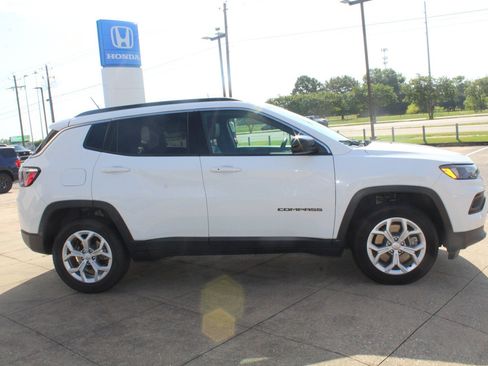 Used 2024 Jeep Compass Latitude AWD/4WD image 3