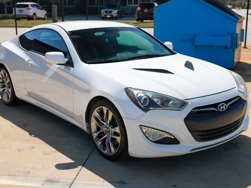 Used 2013 Hyundai Genesis 3.8 image 15