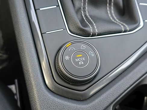 Used 2024 Volkswagen Tiguan SE image 28