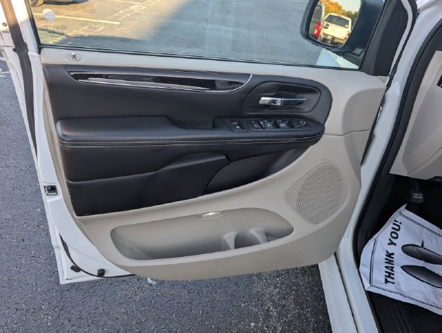 Used 2019 Dodge Grand Caravan SXT FWD image 12