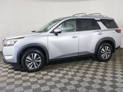 Used 2023 Nissan Pathfinder SL AWD/4WD image 16